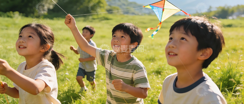 高清大图下载【趣麦麦图】儿童草地上放风筝欢乐场景