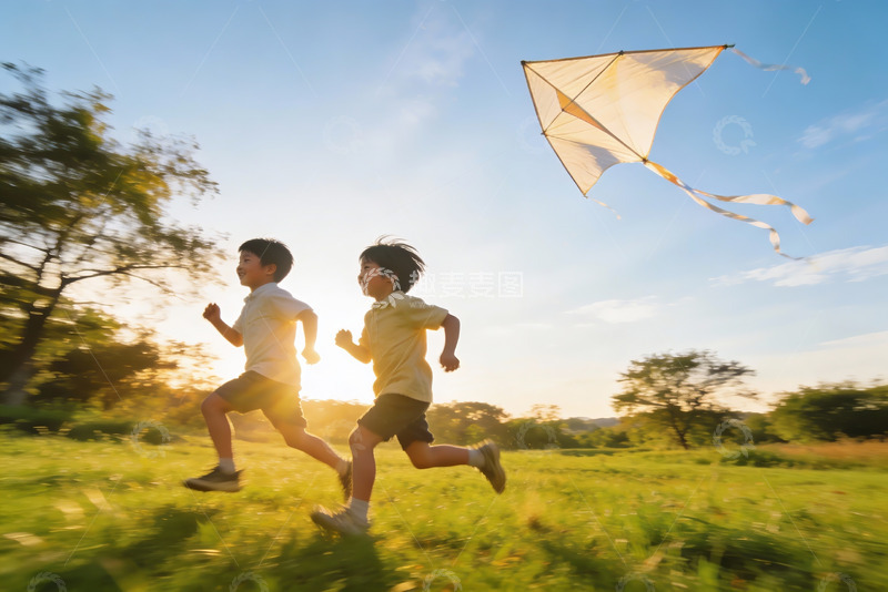 高清大图下载【趣麦麦图】两个男孩草地上奔跑放风筝