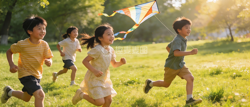 高清大图下载【趣麦麦图】儿童草地上放风筝奔跑