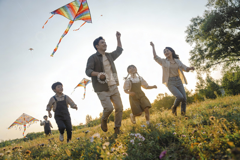 高清大图下载【趣麦麦图】一家四口户外放风筝