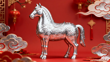 红色背景下的银色马雕