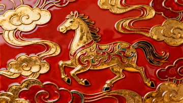 金色骏马祥云图案红色背景