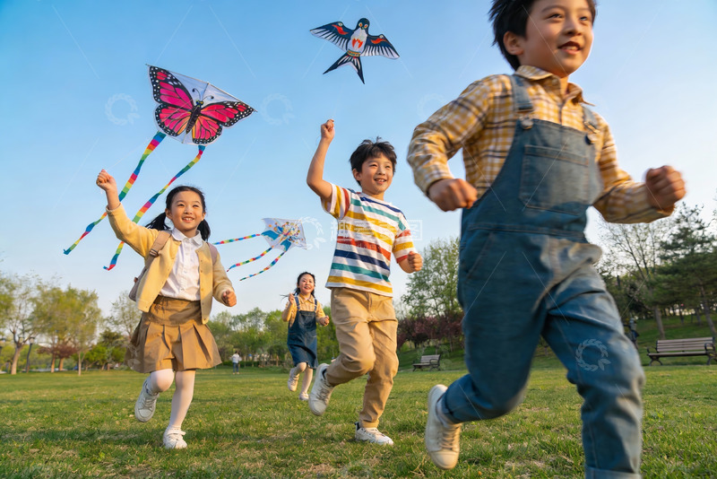 高清大图下载【趣麦麦图】孩子们户外放风筝欢乐奔跑