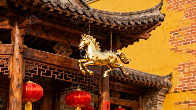 古建筑前金色马饰与红灯笼