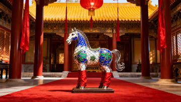 华丽宫殿内的彩绘马雕塑