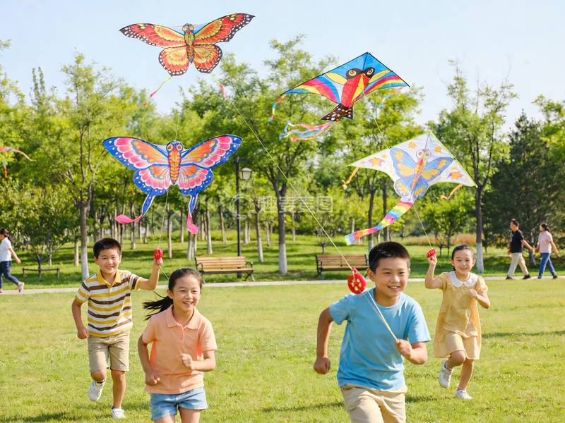 高清大图下载【趣麦麦图】孩子们公园放风筝欢乐奔跑