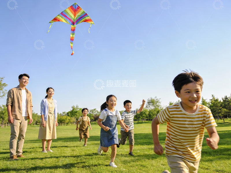 高清大图下载【趣麦麦图】家庭户外放风筝欢乐场景