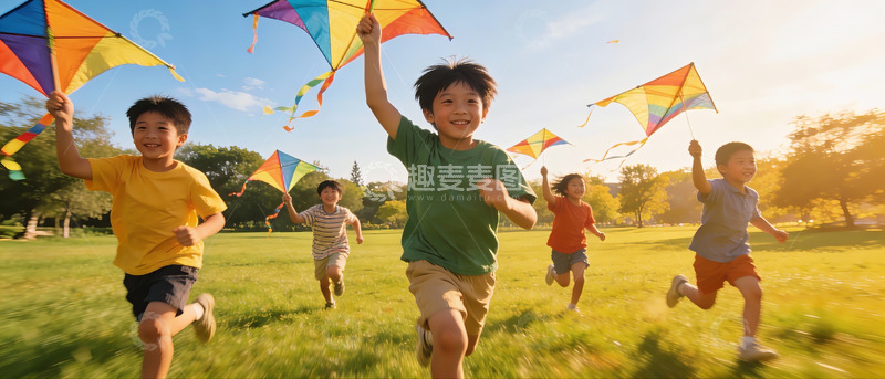 高清大图下载【趣麦麦图】孩子们草地上放风筝欢乐奔跑