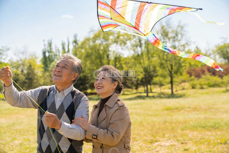高清大图下载【趣麦麦图】老年夫妇户外放风筝