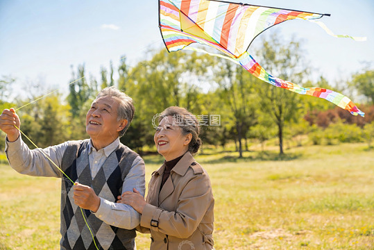 老年夫妇户外放风筝