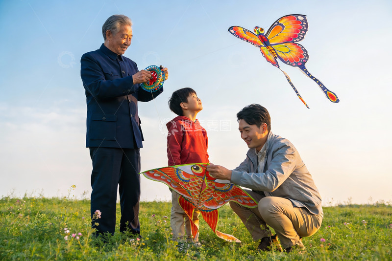 高清大图下载【趣麦麦图】三代人户外放风筝其乐融融