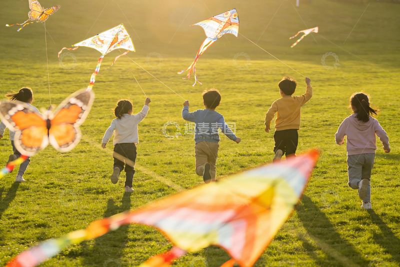 高清大图下载【趣麦麦图】孩子们户外放风筝欢乐场景