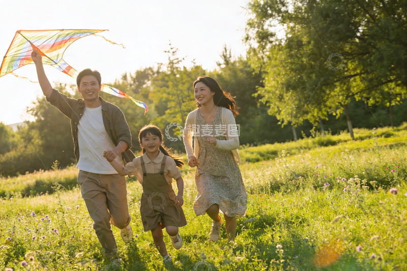 高清大图下载【趣麦麦图】一家三口户外放风筝