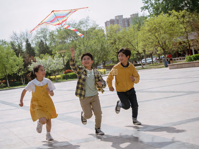 高清大图下载【趣麦麦图】三名儿童户外放风筝奔跑