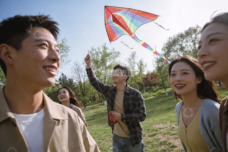 高清大图下载【趣麦麦图】春日公园放风筝欢乐场景