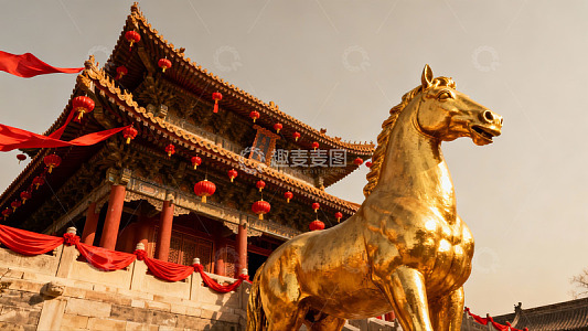 金色马雕像与古建筑红灯笼
