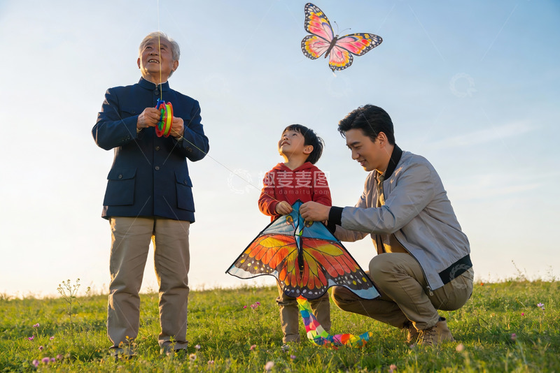 高清大图下载【趣麦麦图】三代人户外放风筝其乐融融