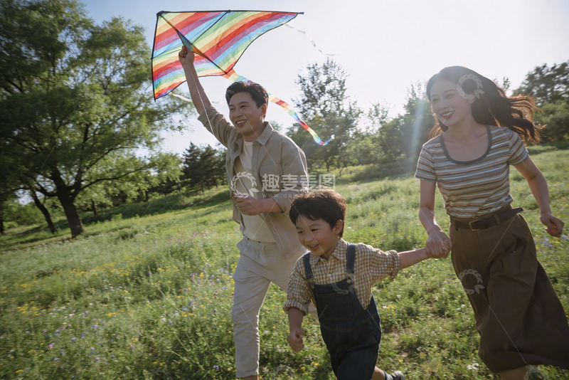高清大图下载【趣麦麦图】三口之家户外放风筝