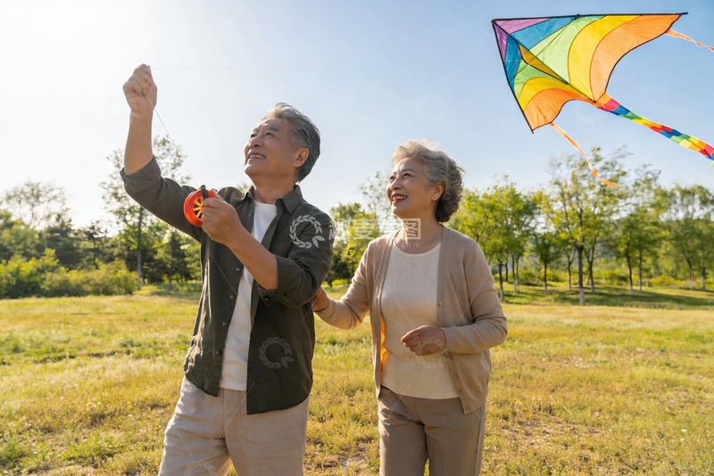 高清大图下载【趣麦麦图】老年夫妇户外放风筝