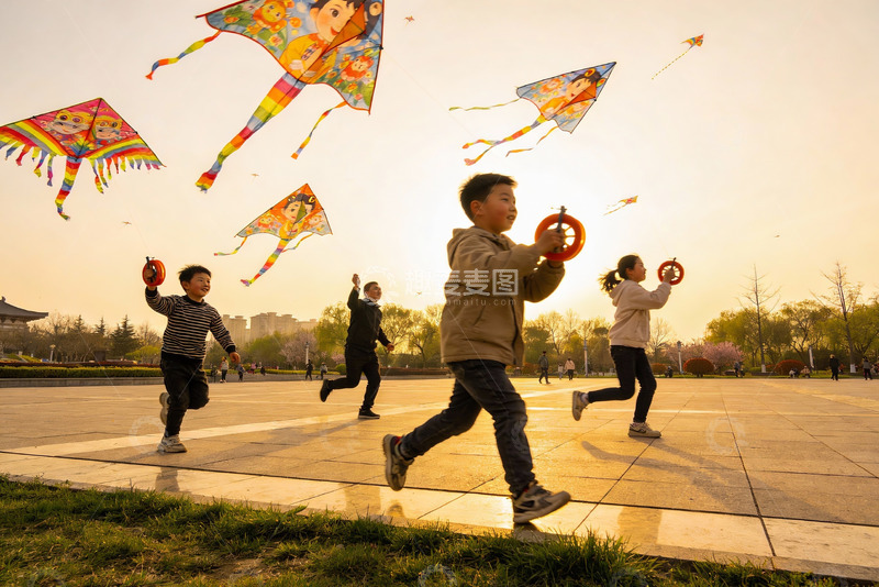 高清大图下载【趣麦麦图】-孩子们放风筝的欢乐场景