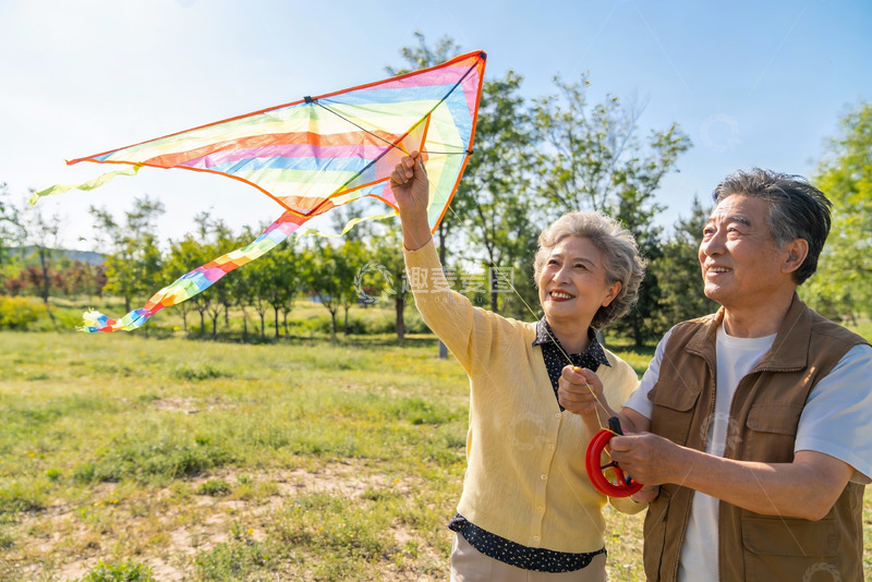 高清大图下载【趣麦麦图】老年夫妇户外放风筝
