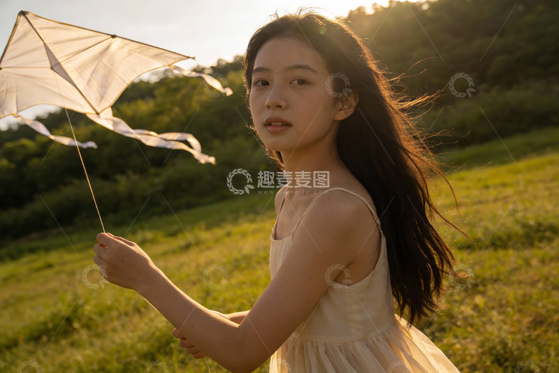 高清大图下载【趣麦麦图】少女草地上放风筝