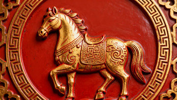 红色背景金色马雕