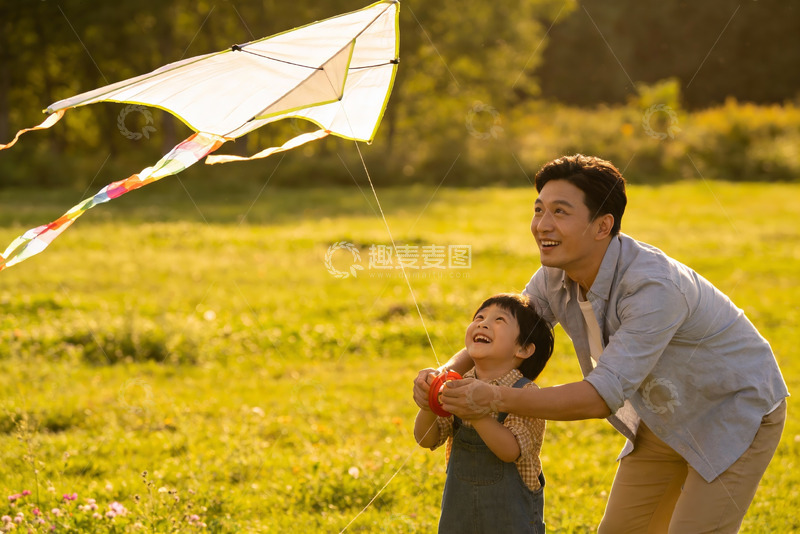 高清大图下载【趣麦麦图】父子草地上放风筝欢乐时光