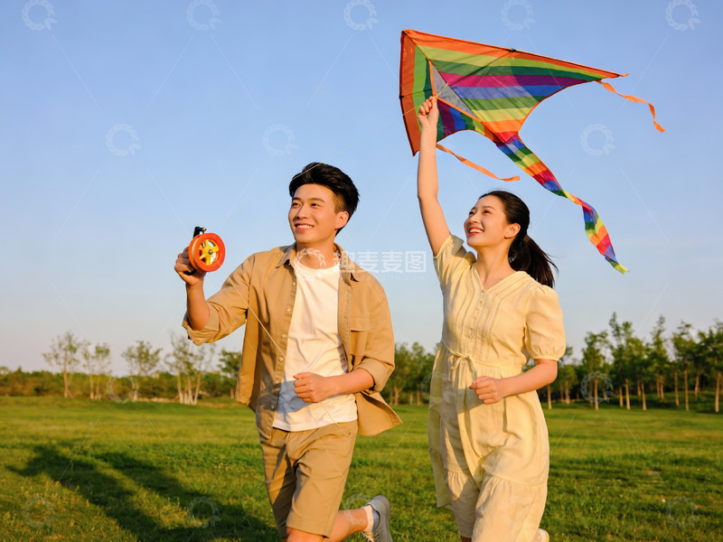 高清大图下载【趣麦麦图】情侣户外放风筝欢乐奔跑
