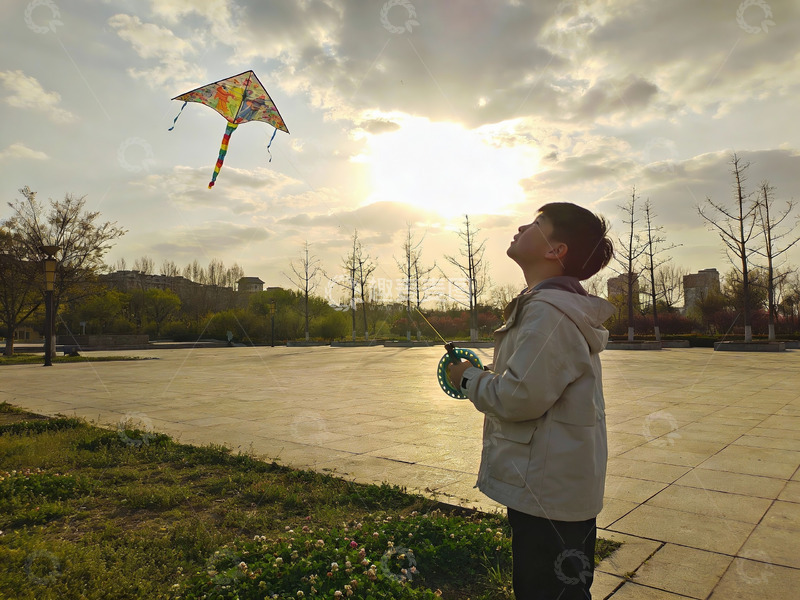 高清大图下载【趣麦麦图】男子户外放飞彩色风筝