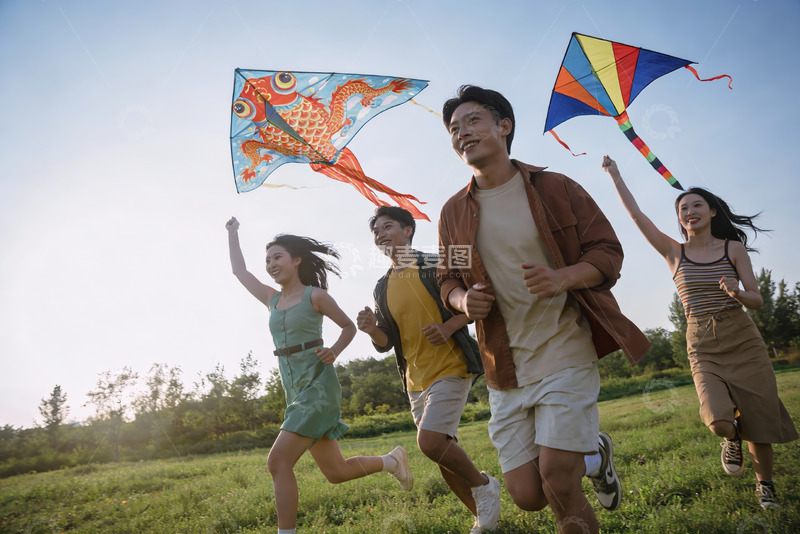 高清大图下载【趣麦麦图】四人户外奔跑放风筝