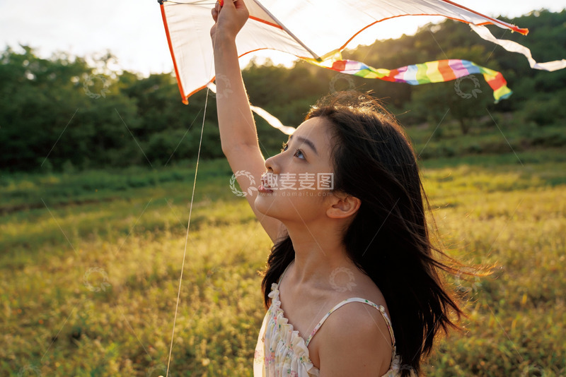 高清大图下载【趣麦麦图】少女田野放风筝