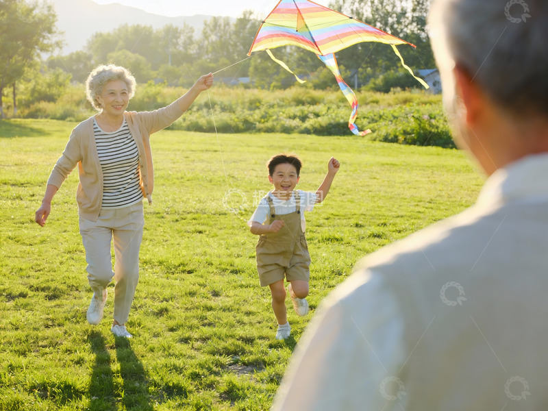 高清大图下载【趣麦麦图】祖孙户外放风筝欢乐场景