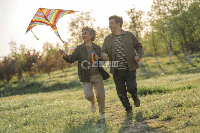 高清大图下载【趣麦麦图】老年夫妇户外放风筝