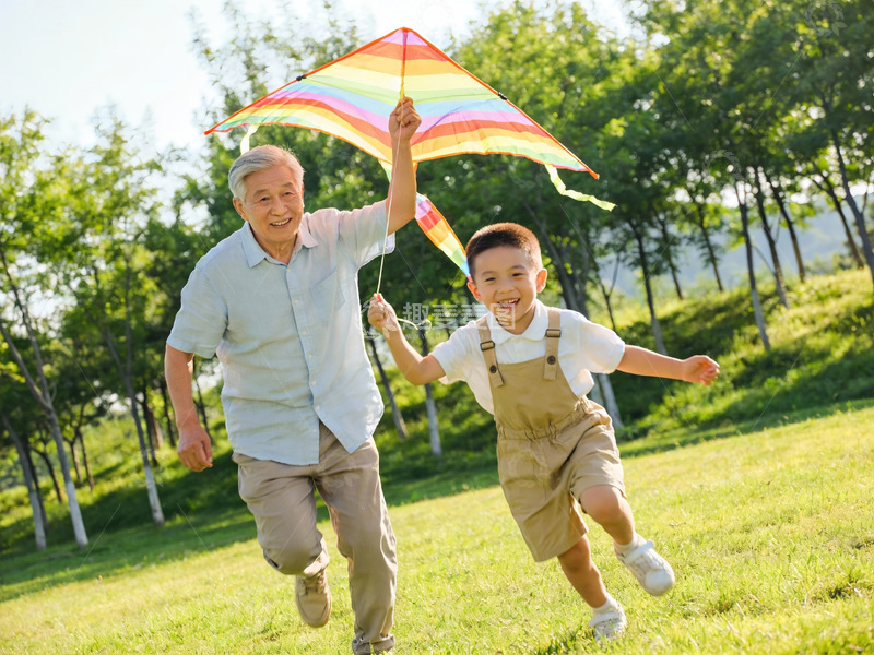 高清大图下载【趣麦麦图】爷孙户外放风筝欢乐奔跑