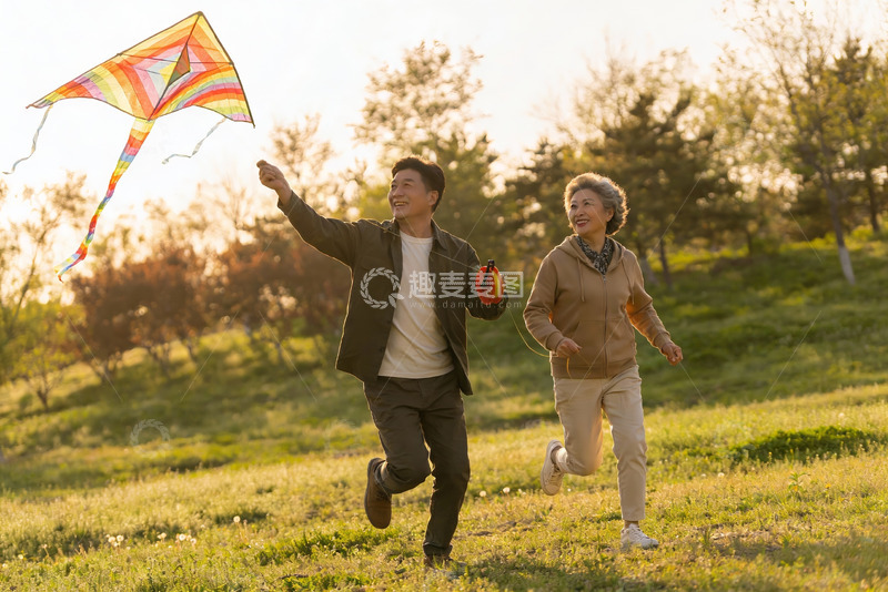 高清大图下载【趣麦麦图】老年夫妇户外放风筝