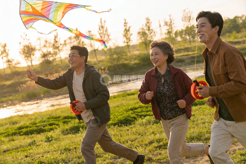 高清大图下载【趣麦麦图】三代人户外放风筝欢乐场景