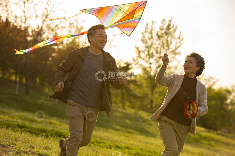 高清大图下载【趣麦麦图】中年男女户外放风筝