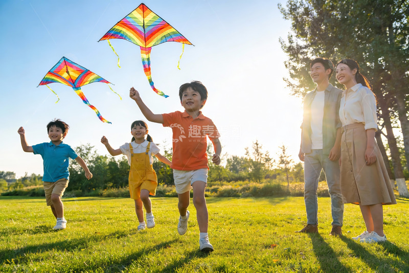 高清大图下载【趣麦麦图】家庭户外放风筝欢乐场景