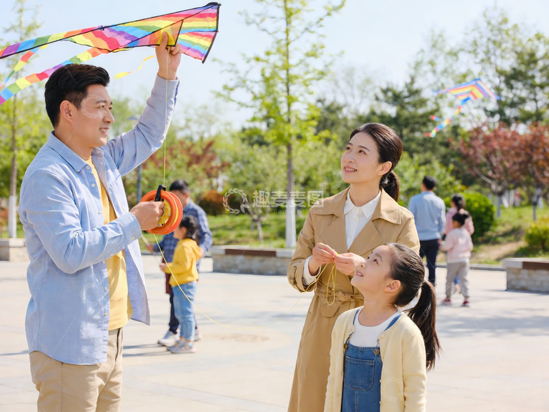 高清大图下载【趣麦麦图】家庭户外放风筝欢乐场景
