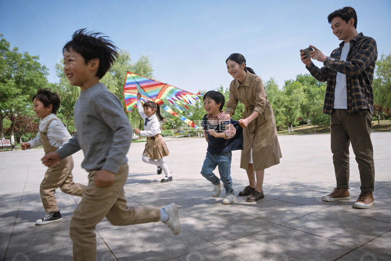 高清大图下载【趣麦麦图】家庭户外放风筝欢乐场景