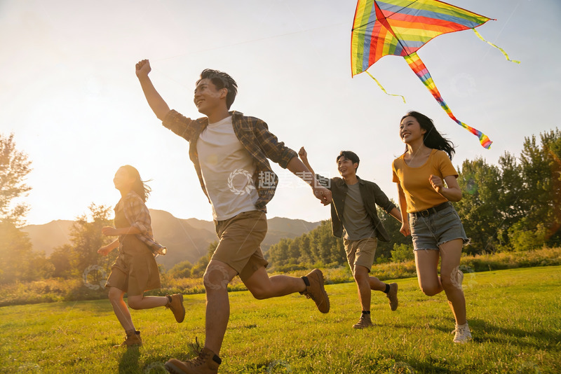 高清大图下载【趣麦麦图】四人户外奔跑放风筝