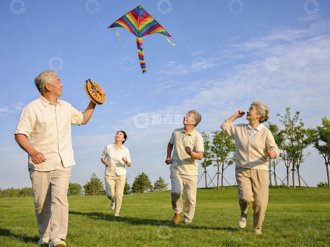 老人户外放风筝跑步