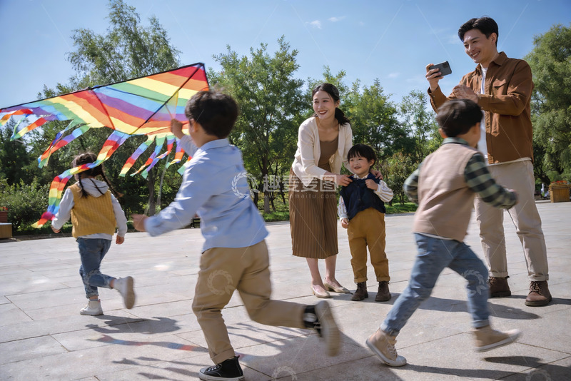 高清大图下载【趣麦麦图】家庭户外放风筝欢乐场景