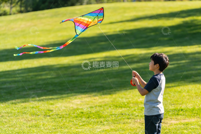 高清大图下载【趣麦麦图】小男孩户外放风筝
