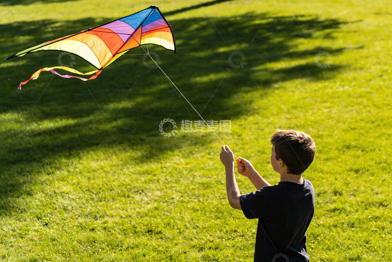 高清大图下载【趣麦麦图】小男孩草地上放风筝