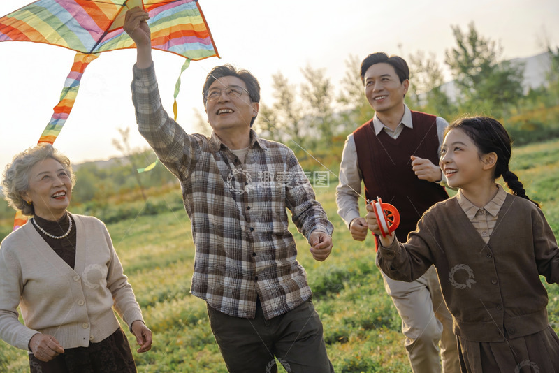 高清大图下载【趣麦麦图】三代同堂户外放风筝其乐融融
