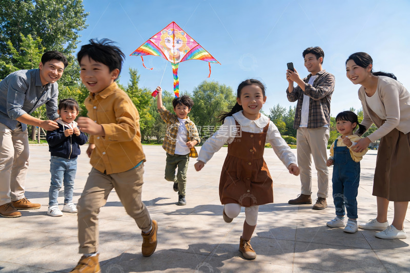 高清大图下载【趣麦麦图】家庭户外放风筝欢乐场景