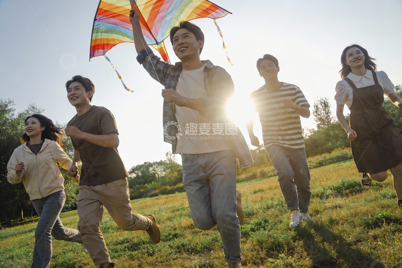 高清大图下载【趣麦麦图】青年户外放风筝奔跑欢乐场景