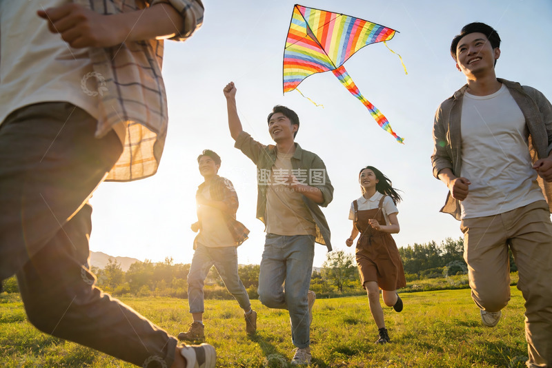 高清大图下载【趣麦麦图】青年户外放风筝欢乐奔跑